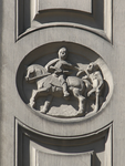 905422 Afbeelding van het medaillon 'Sint Maarten' uit 1924, op de zijgevel van het voormalige warenhuis Vroom en ...